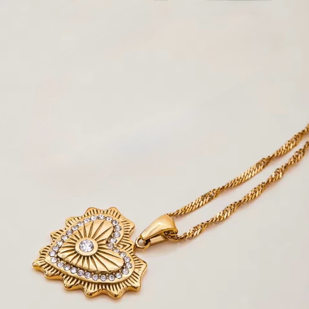 NEW 18K GOLD PLATED VINTAGE HEART NECKLACE